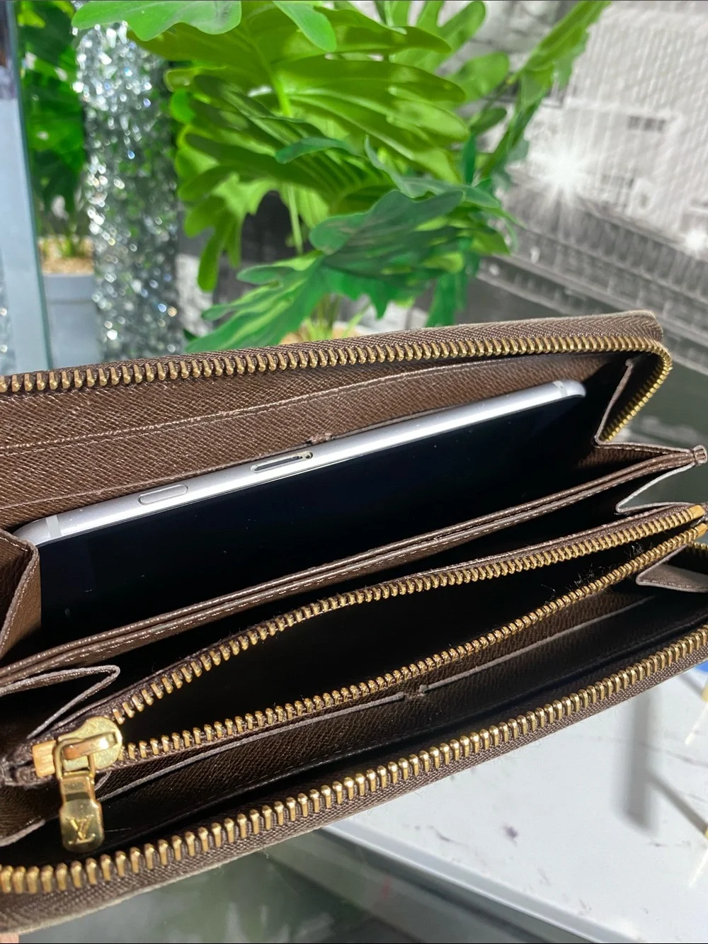 Authentic Rare Louis Vuitton Damier Zippy Wallet